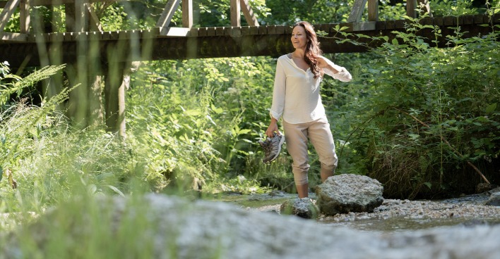 Frau beim Entspannen in der Natur | Credit: Oberösterreich Tourismus/Martin Fickert