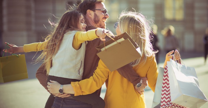 Junge Familie beim Einkaufen | Credit: Liderina/Shutterstock