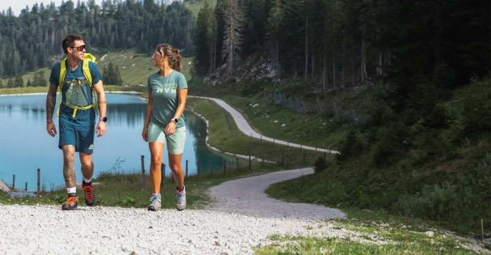 Frau und Mann bei gemeinsamer Wanderung | Credit: Gästeservice Tennengau