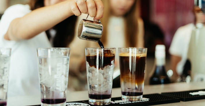 Espresso-Gläser an der Theke im Café | Credit: Luis Gangssloserr