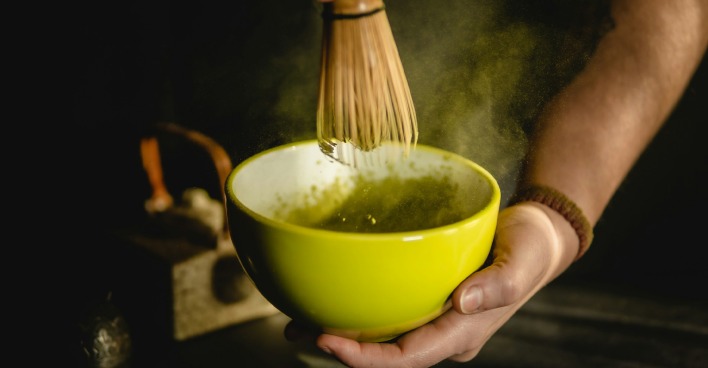 Zubereitung von Matcha Tee in einer grünen Schüssel | Credit: Unsplash/sentidos humanos