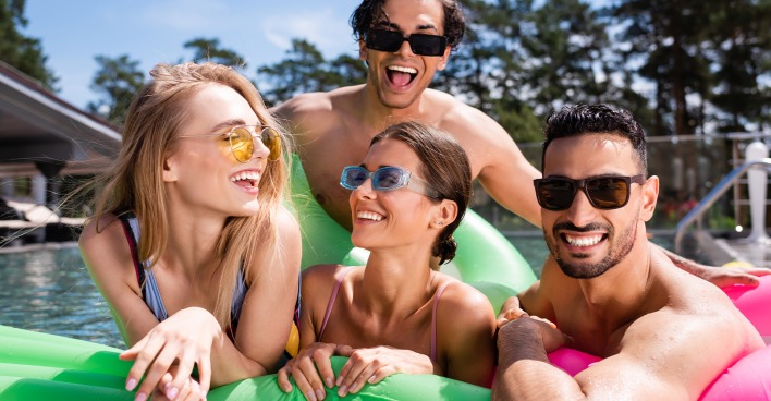 Gruppe junger Menschen im Pool | Credit: LightField Studios/Shutterstock