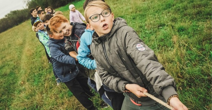 Kinder beim Tauziehen | Credit: Simba Sports