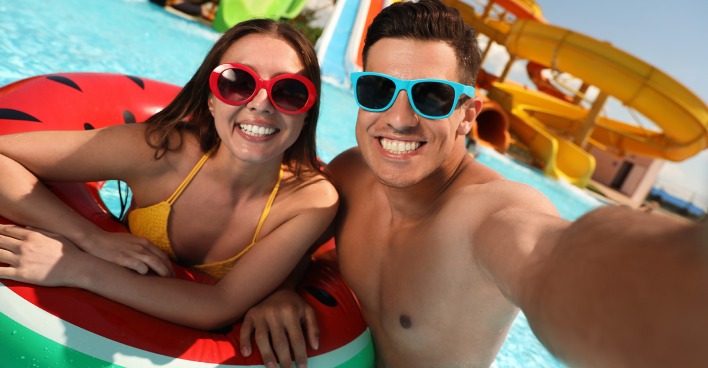 Junges Paar im Pool | Credit: New Africa/Shutterstock