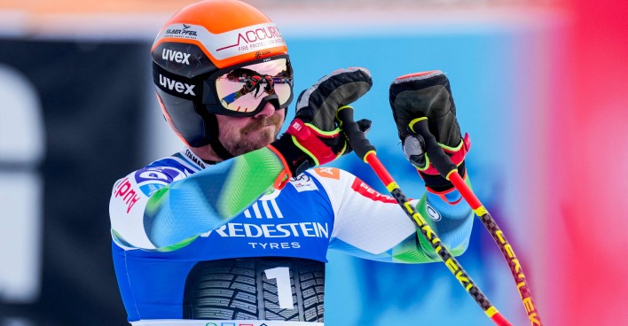 Der slowenische Rennläufer Miha Hrobat im Zielraum des Skirennens von Kvitfjell