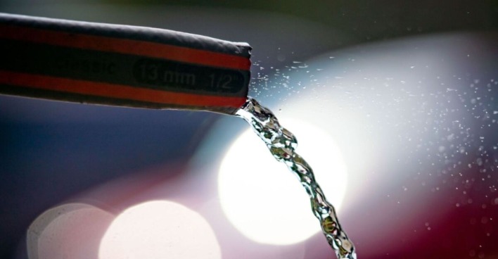 Wasser fließt aus einem Schlauch – Wien reagiert wegen Hitzewelle und Rekordbedarf mit Maßnahmen zur Sicherung der Trinkwasserversorgung.