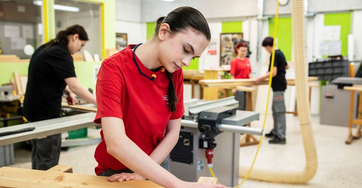 Mitarbeiterin bei der Arbeit | Credit: Jugend am Werk Steiermark/Miriam Raneburger