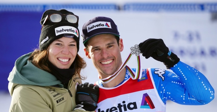 Michelle Gisin und Luca De Aliprandini auf dem Podium.
