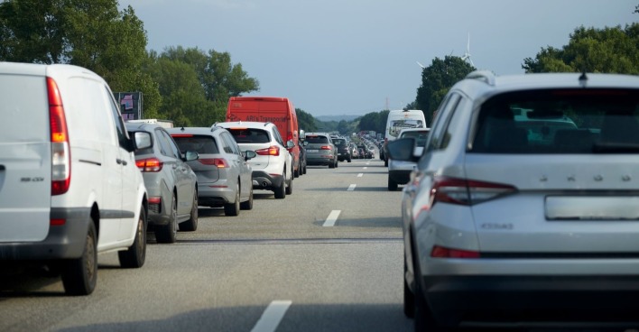 Fahrzeuge stehen auf einer mehrspurigen Autobahn im Stau und bilden in der Mitte eine freie Rettungsgasse