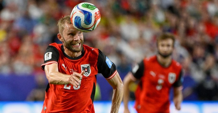 Conrad Laimer beim Spiel Österreich gegen Algerien am Ball