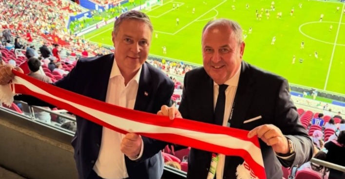 Andreas Babler im Stadion bei der Fußball-WM in den USA mit Österreich-Schal während politischer Kritik an seiner Reise