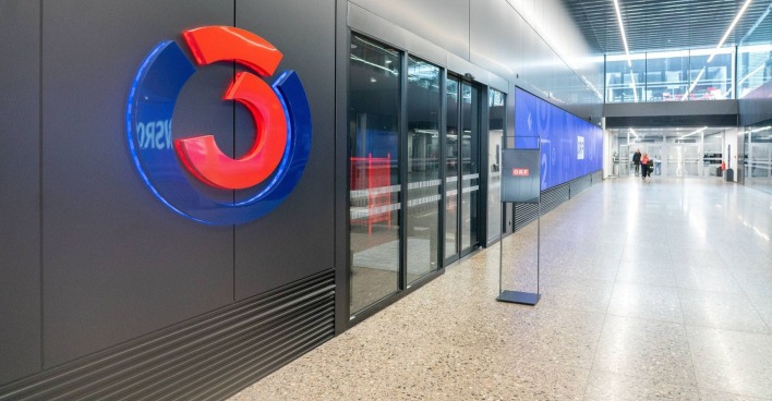 ORF-Zentrale in Wien mit modernem ORF-Logo am Eingang – Sitz des Österreichischen Rundfunks und Heimat von Radiosendern wie Ö3
