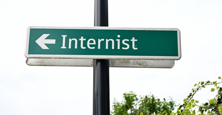 Schild, das zu einem Internisten führt.