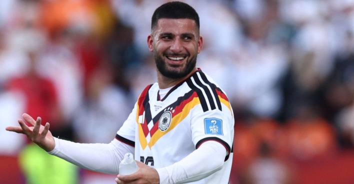 Ein Mann im Fußballtrikot zeigt sich sichtlich erleichtert