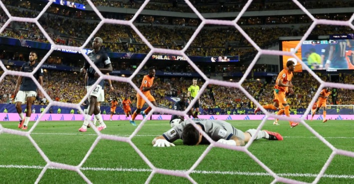 Torwart liegt nach Gegentor im Netz, Spieler der Elfenbeinküste jubeln im Hintergrund während des WM-Spiels gegen Ecuador