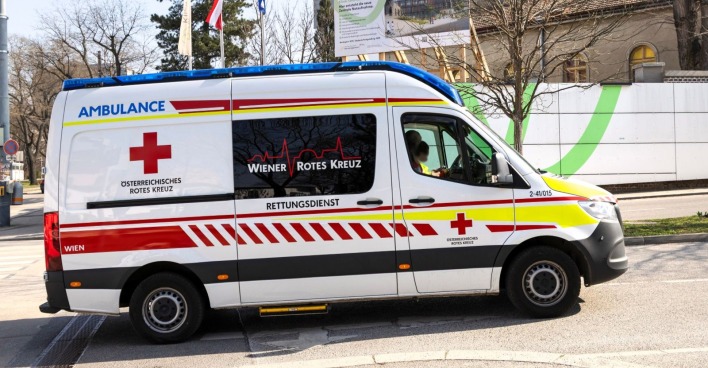 Rettungsauto fährt durch eine Straße