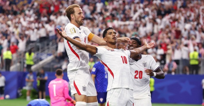 Jude Bellingham jubelt mit ausgestreckten Armen nach Tor für England gegen Kroatien bei der Fußball WM, Mitspieler feiern im Hintergrund