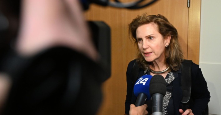 Astrid Wagner nach Urteil gegen 14-Jährige wegen Mord am Friedhof Baumgarten im Gespräch mit Medien in Wien
