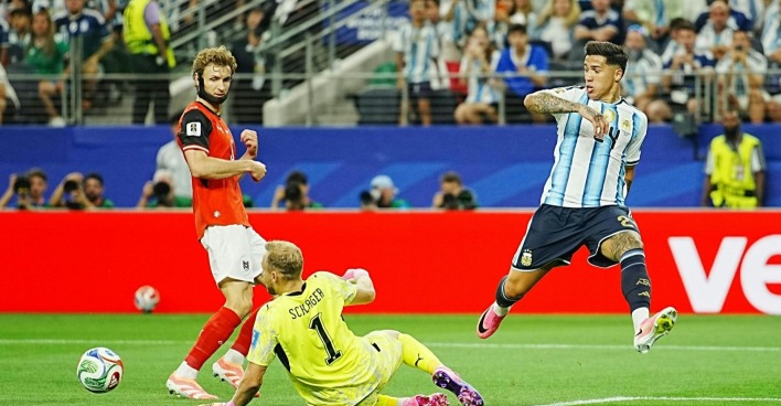 Argentinien führt zur Halbzeit mit 1:0 gegen Österreich.