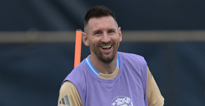 Argentinien vs Österreich: Lionel Messi lacht beim Abschlusstraining der argentinischen Nationalmannschaft vor dem WM-Gruppenspiel gegen Österreich.