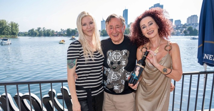 Argentinien-Österreich-Prognose: Simone Lugner und Christina „Mausi“ Lugner gemeinsam mit Richard Lugner bei einem Event am Wasser. Die Lugner-Damen sprechen vor dem WM-Duell Argentinien gegen Österreich über ihre Erwartungen an das ÖFB-Team.