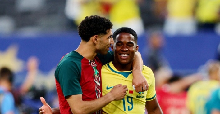 Endrick im Brasilien-Trikot bei der WM 2026 im Gespräch mit Gegenspieler, während er erstmals Vater wird