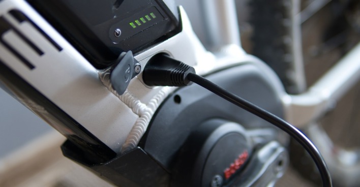 Laden eines elektrischen Fahrrades mit einer Bosch-Batterie.