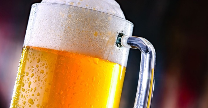 Bierkrug mit Schaum steht symbolisch für Brauerei Insolvenz in der Steiermark