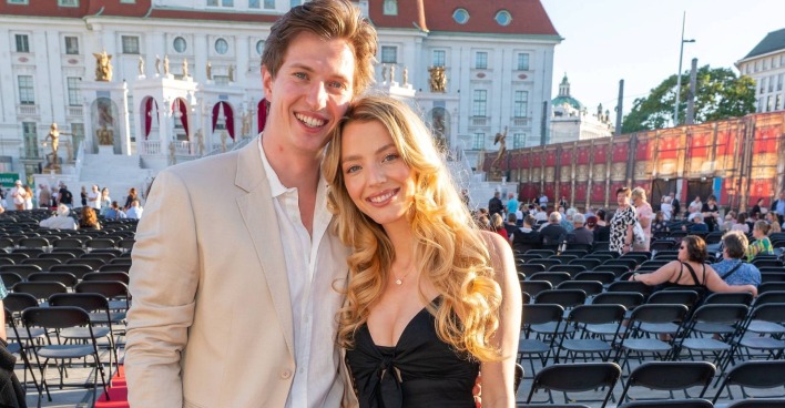 Chiara Pisati mit ihrem Partner bei einem öffentlichen Auftritt in Wien. Die Schauspielerin spricht offen über ihre Fehlgeburt, die Herausforderungen einer Schwangerschaft nach Fehlgeburt und die Geburt ihres Regenbogenbabys.