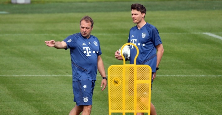 Hansi Flick und neuer Trainer des RB Salzburg Danny Röhl bei einem Training vom FC Bayern.