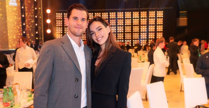 Dominic Thiem Hochzeit: Dominic Thiem und Freundin Lili Paul-Roncalli posieren gemeinsam bei einer Gala-Veranstaltung und strahlen glücklich in die Kamera.
