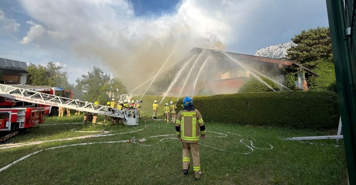 Feuerwehrkräfte im Einsatz während des Dachstuhlbrandes in Ebbs