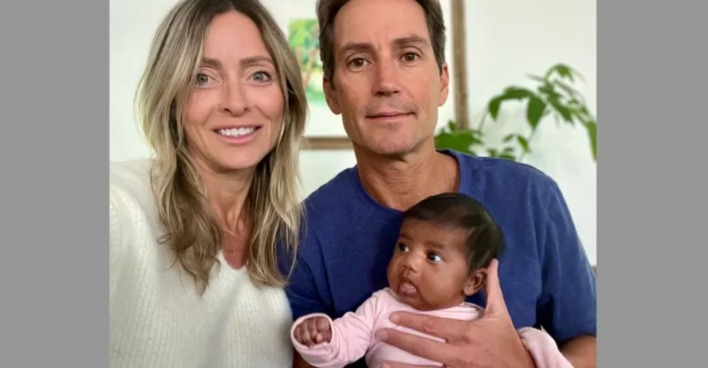 Paar mit Baby nach Embryo-Verwechslung bei künstlicher Befruchtung IVF Fehler USA