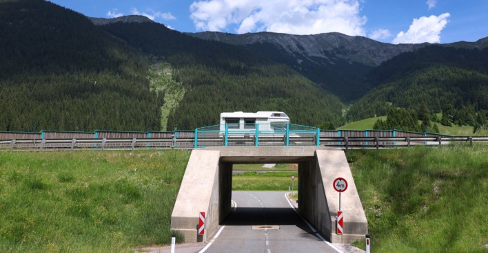 Fernpass-Route in Tirol vor alpiner Kulisse: Der geplante Fernpass-Tunnel und die Fernpass-Maut sorgen seit Jahren für Diskussionen und Proteste in der Region.