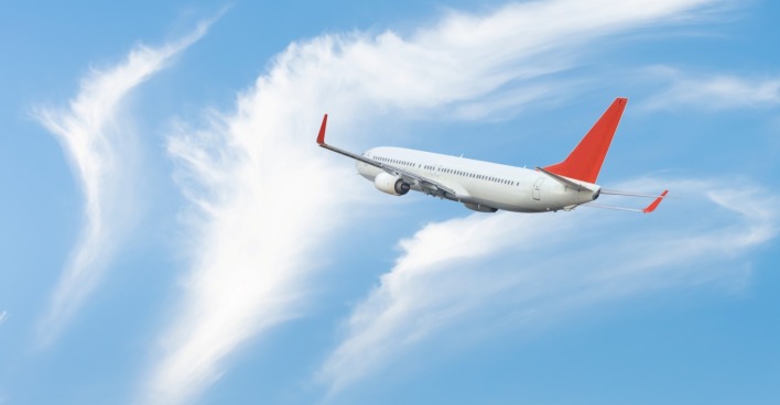 Ein Flugzeug zittert während Turbulenzen fliegendes Luftloch - Ein Flugzeug, das sich in runden Wolken dreht - Vorderansicht eines Flugzeugs .