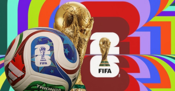 Der offizielle Spielball und die Trophäe der FIFA-Weltmeisterschaft 2026 vor dem Hintergrund des offiziellen Emblems.