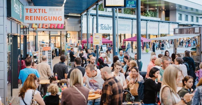 Große Menschenmenge vor dem GEZ west