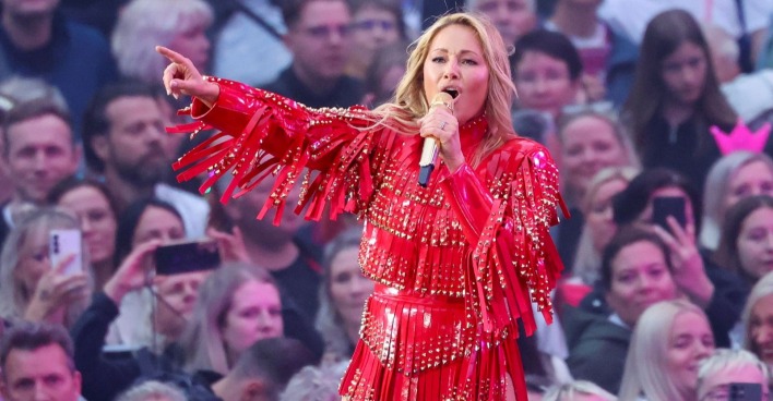 Helene Fischer tritt bei ihrem Konzert in Frankfurt vor Tausenden Fans auf. Wegen extremer Hitze wurde der Einlass für die Show kurzfristig verschoben.