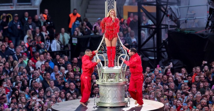 Helene Fischer in rotem Outfit auf der Bühne.