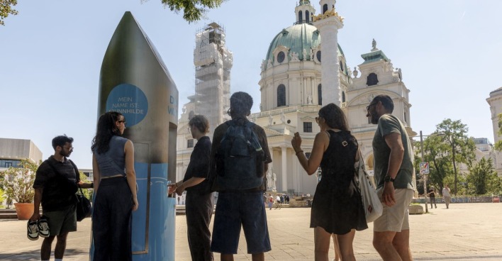 Trinkbrunnen in der Wiener Innenstadt bei extremer Hitze während dem Hitzerekord Wien mit Menschen, die sich bei über 40 Grad abkühlen
