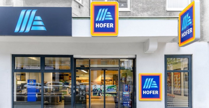 Außenansicht einer Hofer-Filiale in einer österreichischen Stadt