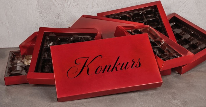 Leere Pralinenpackungen mit einem "Konkurs-Schriftzug" als Themenbild für den Konkurs der Idee &amp; Werk in Graz