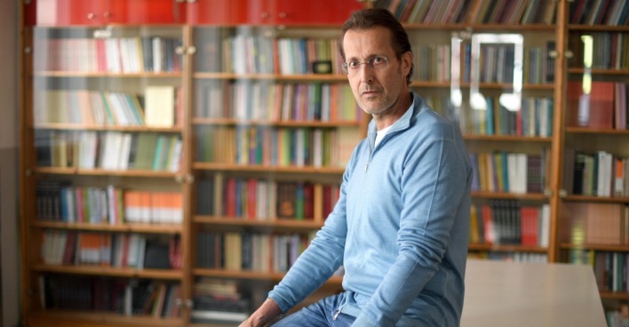 Ivo Hajnal, Professor und Rektorkandidat der Universität Innsbruck, in einem Bibliotheksraum. Nach einem umstrittenen Video und Protesten von Studierenden steht der Sprachwissenschaftler in der Kritik.