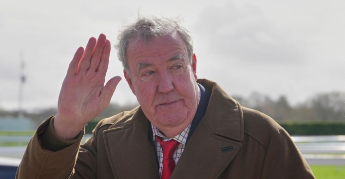 Jeremy Clarkson, Moderator von „Top Gear“ und „Clarkson’s Farm“, hebt die Hand – der TV-Star hat eine Krebsdiagnose öffentlich gemacht