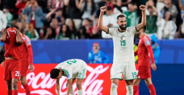 Algerien Spieler jubeln nach Sieg gegen Jordanien bei WM 2026 während jordanische Spieler enttäuscht am Boden stehen