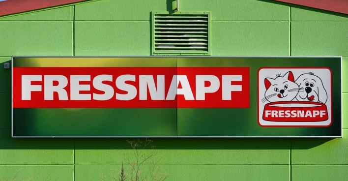 Fressnapf Schild an Filiale wegen Rückruf von Katzenfutter Multifit mit Fremdkörpern