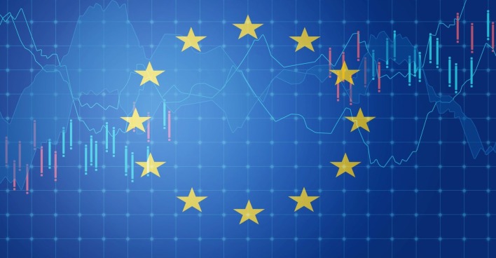 EU-Flagge mit Börsenchart im Hintergrund symbolisiert steigenden Leitzins und Entwicklungen an den Finanzmärkten in der Eurozone