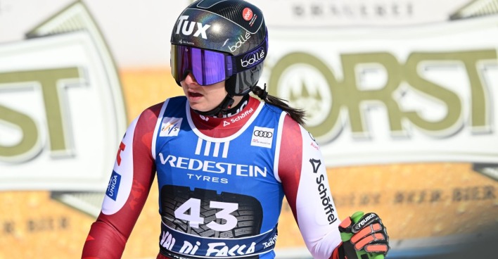 Die österreichische Skirennläuferin Lena Wechner lächelt in ihrer ÖSV-Rennbekleidung im Zielraum eines Skirennens