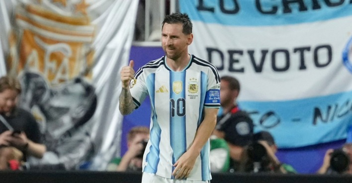 Lionel Messi hebt nach einem Tor bei der WM 2026 gegen Algerien die Hand und zeigt einen Daumen nach oben