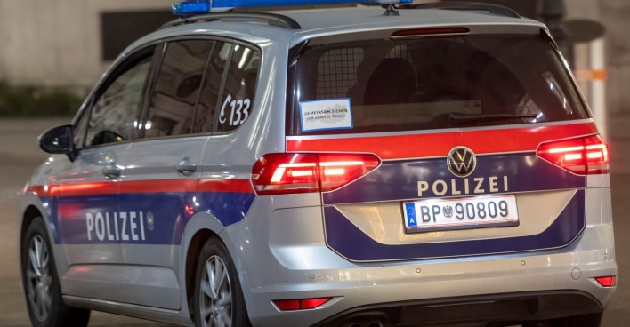 Themenbild, Polizeiauto im Einsatz in Murau nach Messerattacke auf Frau durch 68-jährigen Mann in der Steiermark